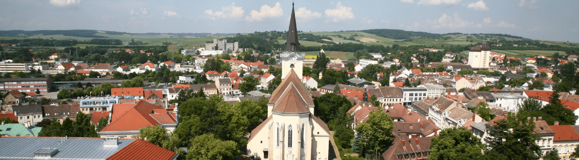 Eine Portraitaufnahme der Stadt Hollabrunn, mit der Kirche im Vordergrund.