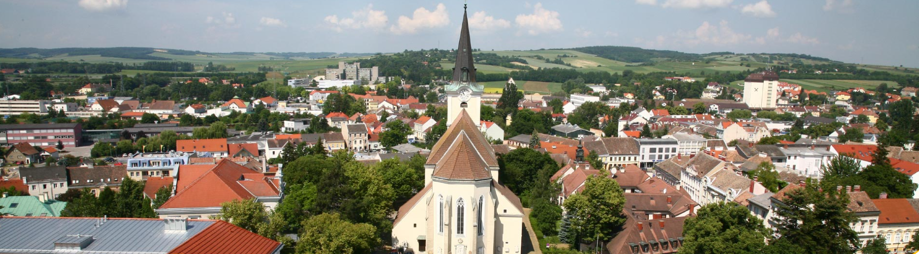 Eine Portraitaufnahme der Stadt Hollabrunn, mit der Kirche im Vordergrund.